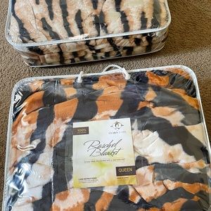 2x Brand New Clara Clark Blanket - Queen Size